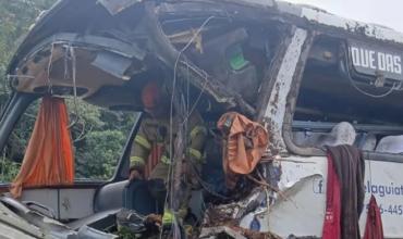 Tragedia en Brasil: un colectivo turístico volcó y dejó al menos 10 muertos