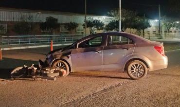 Una mujer resultó herida tras un choque entre un auto y una moto en barrio Cochangasta