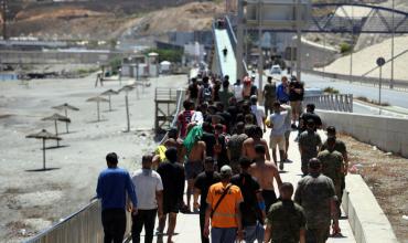 La policía española detuvo a traficantes que transportaban a migrantes de Ceuta a la península