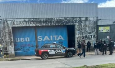 Rosario: un operario murió aplastado por un colectivo en un taller