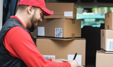 Las compras al exterior por courier cayeron en julio a nivel mensual, pero subieron 15,5% interanual