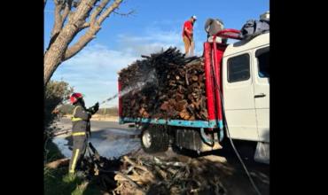 Se incendió la carga de leña de un camión en el ingreso a Chepes