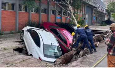 Brasil: el suelo se abrió y 3 autos quedaron atrapados en Porto Alegre