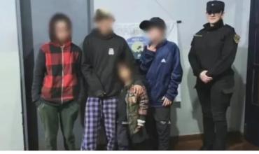 Encontraron a 5 hermanos solos en una casa: su mamá desapareció hace 3 semanas