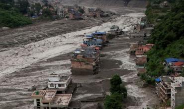 Una inundación arrasó una región de Nepal: hay al menos 22 muertos y casi 400 turistas desaparecidos