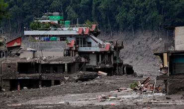 Nepal y China elevan la cifra de víctimas del colapso del glaciar en la frontera: 362 muertos y más de 1.300 desaparecidos