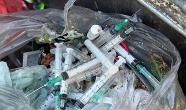 Preocupación en Chilecito: encontraron una bolsa con jeringas y agujas entre los residuos