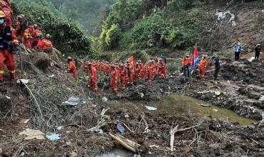 China: equipos de rescatistas buscan a más de 500 personas tras un desastre ambiental