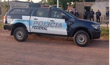 Policías federales fueron en un patrullero a asaltar a una familia de Córdoba