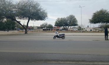 Un bache provocó la caída de una motociclista que terminó con una posible fractura