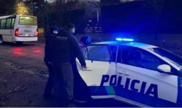 Neuquén: un hombre golpeó a una mujer y amenazó con un arma blanca a un taxista que intentó defenderla