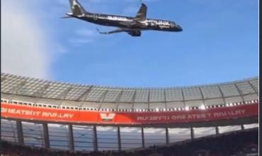 Dos aviones sobrevolaron a metros del estadio en Sudáfrica y generaron pánico