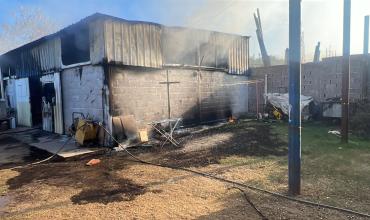 Dos hombres resultaron heridos tras un incendio en una empresa de alquiler de máquinas