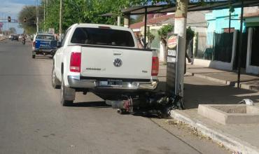 Un motociclista resultó herido tras derrapar y terminar debajo de una camioneta
