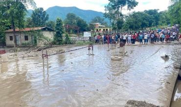 Nepal: las muertes confirmadas superan las 900, mientras más de 4.700 personas siguen desaparecidas