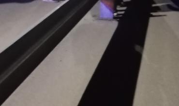 Investigan un siniestro vial tras el hallazgo de dos jóvenes tendidas en la calle