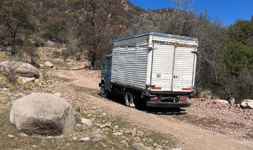 Un trabajador sufrió lesiones al intentar detener un camión que se desplazaba hacia atrás