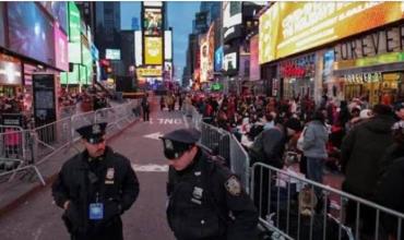 Nueva York: una mujer apuñaló a dos personas cerca de Times Square y fue abatida por la Policía