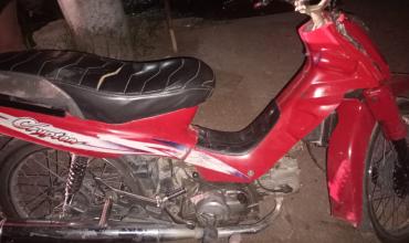 Intentaron huir y abandonaron una motocicleta en el barrio Altos del Sol