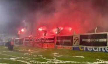 Tensión en Uruguay: hinchas de Danubio invadieron la cancha y atacaron a sus propios jugadores