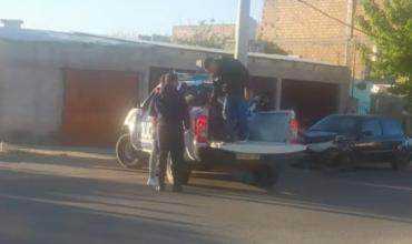 Choque entre una motocicleta y un automóvil dejó a un hombre con golpes