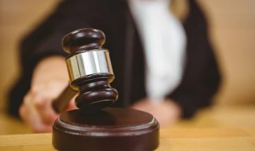 Pidió $70.000 a un prestamista y ahora enfrenta un embargo de sueldo por más de $1,2 millones