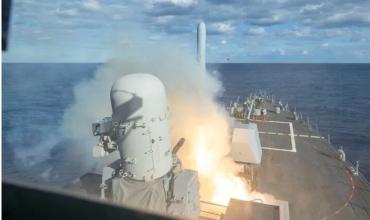Estados Unidos bombardeó tres petroleros iraníes y se agrava la tensión en torno a Ormuz