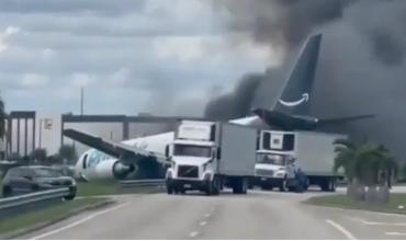 Un avión de carga de Amazon se estrelló a metros del aeropuerto de Miami y quedó envuelto en llamas