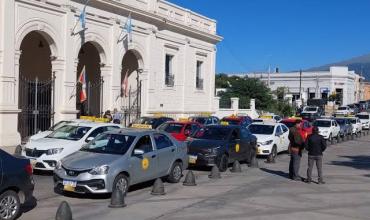 Catamarca: Taxistas y remiseros volvieron a reclamar frente al Palacio Municipal por la competencia de las aplicaciones
