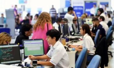 El salario estatal cayó un 40,5% en la era Milei y la mora crediticia se multiplicó por 3,4 en dos años