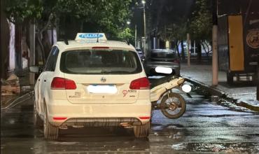 Una motociclista sufrió una fractura tras chocar con un automóvil en la zona céntrica