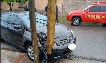 Fuerte choque contra un pilar de alumbrado: una mujer fue asistida en el lugar