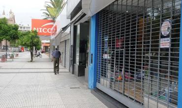 Los comercios renegocian alquileres y buscan alejarse del microcentro por los costos