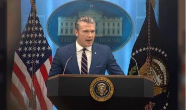 Legislador republicano presentó moción de destitución contra Hegseth por la guerra en Irán