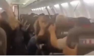 Pánico a bordo: se desprendió el techo de un Boeing 737-300 en pleno vuelo en Irán