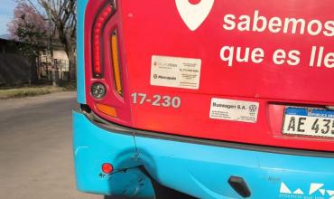 Un motociclista impactó contra un colectivo de Rioja Bus cuando intentaba ingresar a una parada