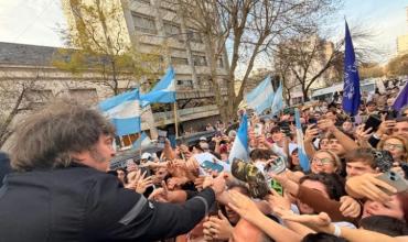 Javier Milei se mostró con la militancia en Bahía Blanca y posó junto a Diego Santilli como posible candidato a gobernador