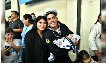 Fragata Libertad: el tripulante que vio nacer a su hija por videollamada se reencontró con su familia