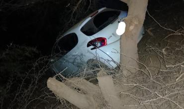 Violento despiste en Malligasta: un auto salió de la ruta y terminó entre los árboles