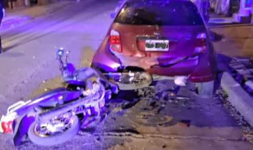 Una motociclista chocó contra un auto detenido y quedó internada con lesiones graves