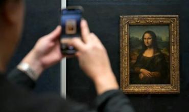 Entraron al Louvre, pegaron sus propios cuadros junto a la Mona Lisa y terminaron detenidos