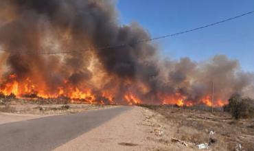 Chepes: un incendio de gran magnitud se extendió desde la zona del basural hacia un campo