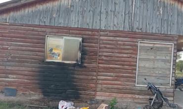 Milagro: un incendio en el exterior de una vivienda fue controlado rápidamente