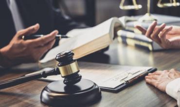Leyes que suspenden procesos ejecutivos: el amparo de abogados ya fue admitido a trámite