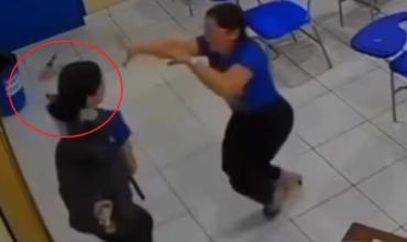Una alumna apuñaló a su profesora por la espalda “porque no le caía bien” y todo quedó grabado