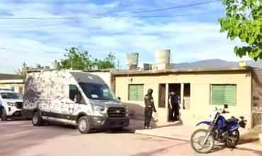 Detuvieron a un joven de 26 años tras un allanamiento por un robo en el barrio San Vicente