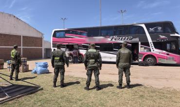 La Rioja: Interceptaron un tour de compras con mercadería de contrabando valuado en 175 millones de pesos y secuestraron más de 22 kilos de hojas de coca