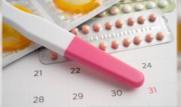 Se cumplen 65 años de la primera píldora anticonceptiva: avances y preocupaciones actuales