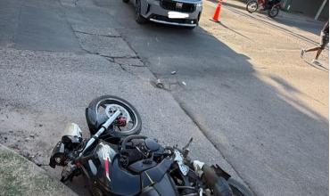Choque entre un auto y una moto: una joven fue hospitalizada y el conductor dio positivo en alcoholemia