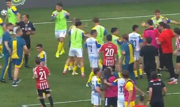 Escándalo en la Supercopa Internacional: hubo trompadas entre los jugadores de Rosario Central y Estudiantes sobre el final
